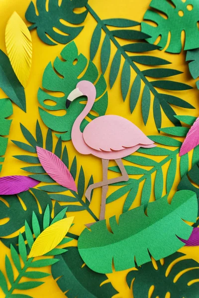Levelek és origami rózsaszín flamingó — Stock Fotó