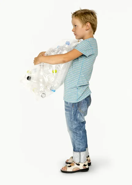 Menino segurando saco de garrafas de plástico — Fotografia de Stock