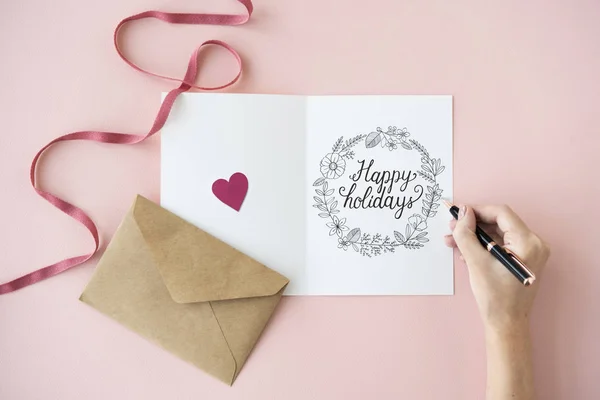 Mujer escribiendo tarjeta de felicitación — Foto de Stock