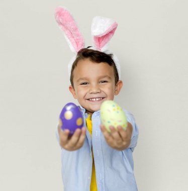 Paskalya yumurtaları ile boy gülümseyerek