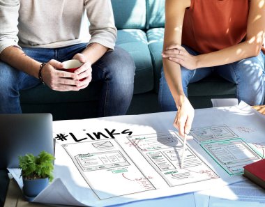 Poster üzerinde gösterilen kadın 