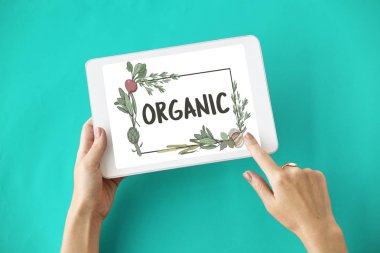 Dijital tablet kullanan kişi