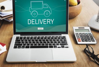 nesneleri ve masa üstünde laptop