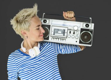 Jukebox tutan kadın