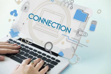 Dizüstü bilgisayarda yazan kadın klavyesi