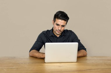 dizüstü bilgisayar kullanan adam