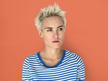 Sarışın kadın rahatsız 