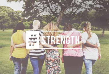 Beş kadın Parkı önünde kucaklayan