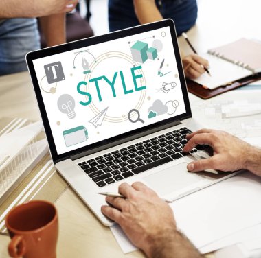 insan eli dizüstü bilgisayar kullanarak 