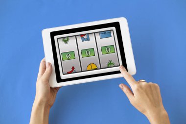 kişi holding dijital tablet