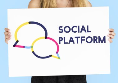 Kadın afişini tutar