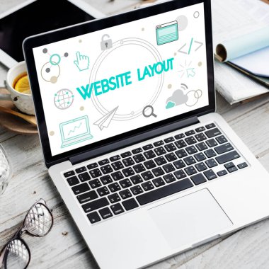 ahşap masa üstünde açılan laptop
