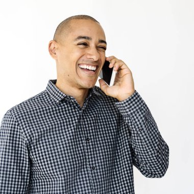 smartphone üzerinde konuşan adam