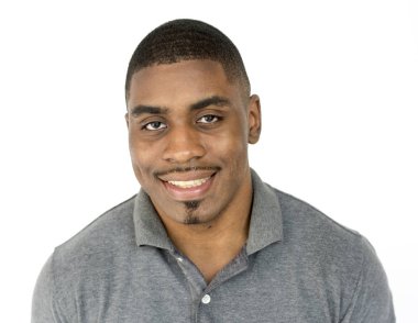 gülümseyen yakışıklı adam