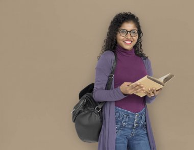 Kitap Tutan Kadın