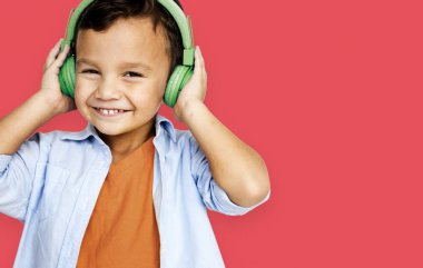 Kulaklıklar giyen genç Asyalı çocuk