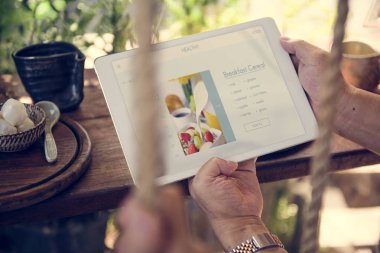 Dijital tablet kullanan kişi 