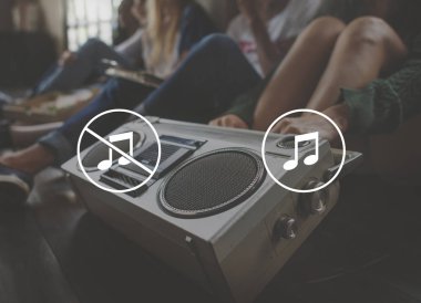 boombox katta oturan insanlar