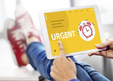 kişi holding dijital tablet