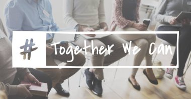 İnsanlar sandalyede oturuyor.