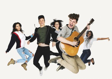 İnsanlar gitar ile atlama