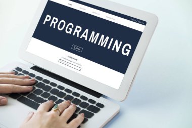 Dizüstü bilgisayarda yazan kadın klavyesi