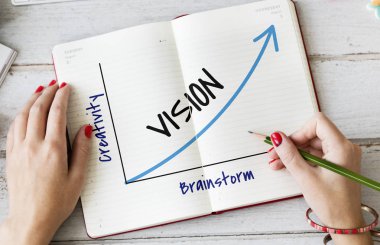 kadın not defterinde yazılı