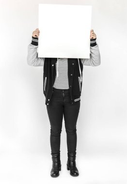 Genç kız holding boş kağıt 