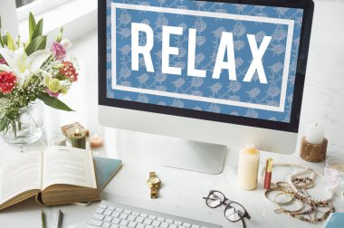 çiçekler ve bilgisayar ile tablo