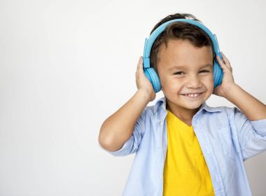 Kulaklıklar giyen genç Asyalı çocuk