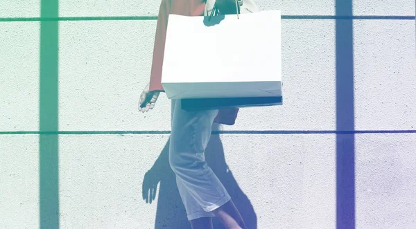 Mujer caminando con bolsas de compras —  Fotos de Stock