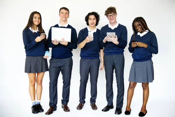 Estudantes que utilizam dispositivos digitais — Fotografia de Stock