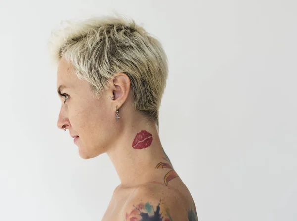 Mulher tatuada com ombros nus — Fotografia de Stock