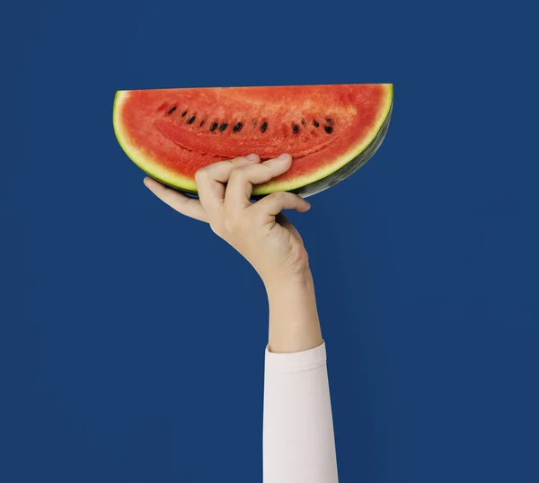 Manteniendo la mano Rebanada de sandía — Foto de Stock