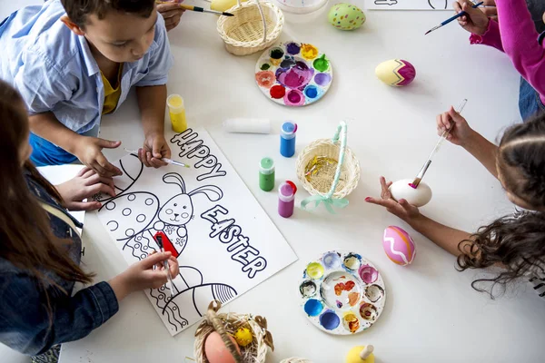Barn målar påskägg — Stockfoto