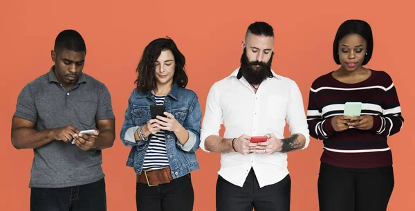 Unga människor med smartphones — Stockfoto