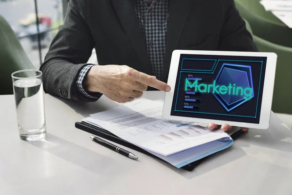 De wijzende vinger zakenman op digitale tablet — Stockfoto