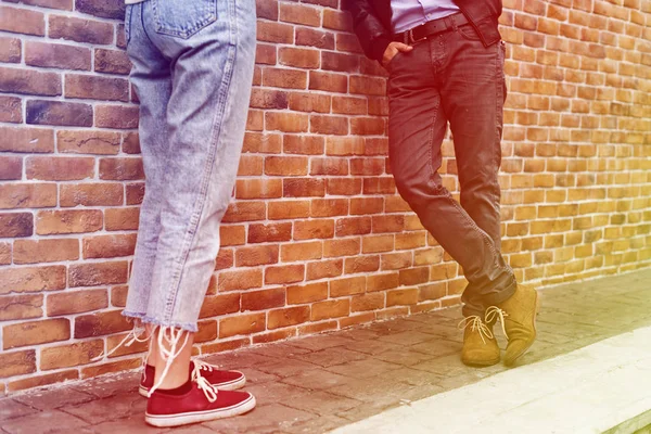 Paar steht auf Straße — Stockfoto