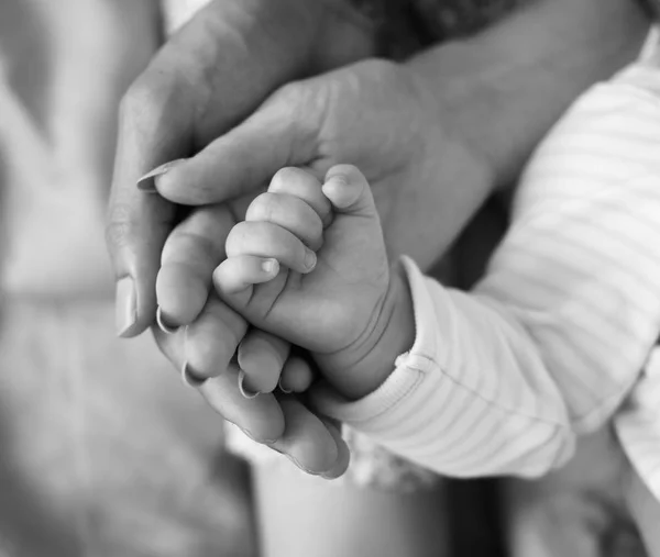 Eltern halten Hand ihres Neugeborenen — Stockfoto