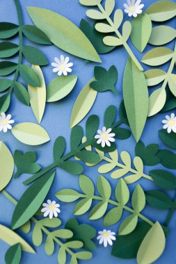 Papercraft çiçek ve yeşil yaprakları