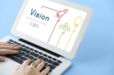 Dizüstü bilgisayarda yazan kadın klavyesi