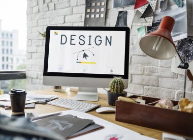 Bilgisayar monitörü moda tasarımcısı işyerinde