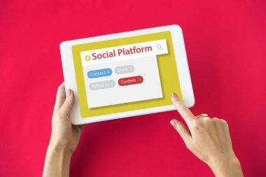 kişi holding dijital tablet