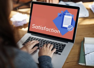 Masada dizüstü bilgisayar kullanan kadın