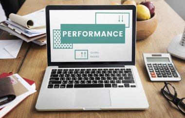 Açık çalışma tablosu üstünde laptop