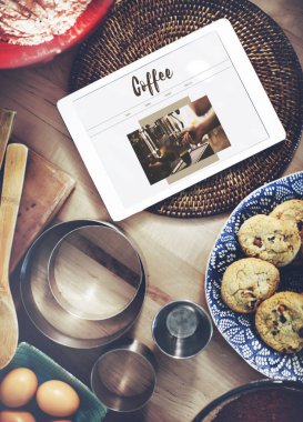 mutfak masasının üzerinde dijital tablet