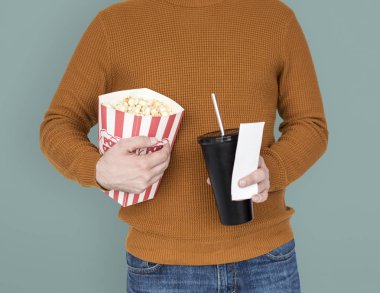 patlamış mısır ve içecek bilet ile tutan adam