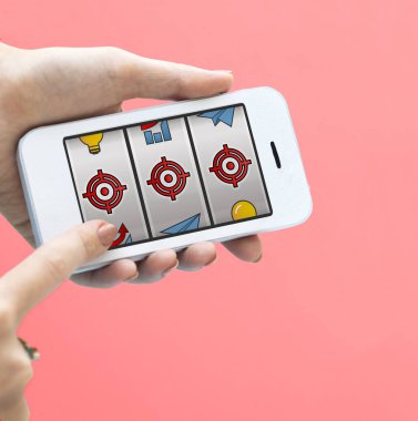 Akıllı telefon kullanan kişi.