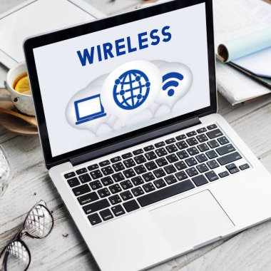 ahşap masa üstünde açılan laptop