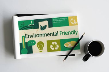 boyama kitabı ve kahve fincanı